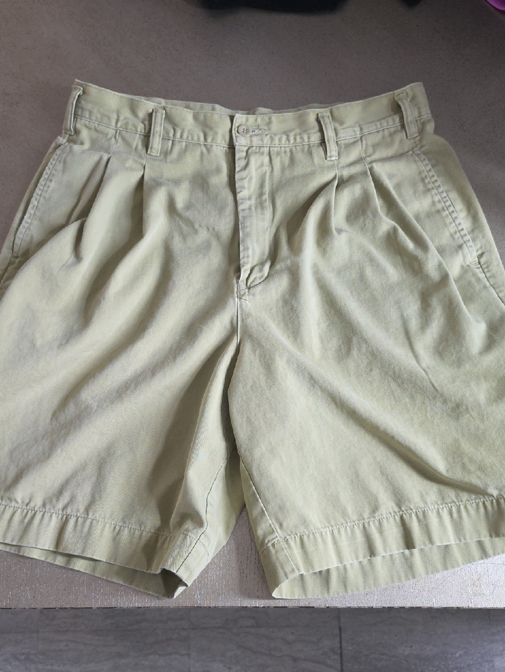 GAP Men’s Flat Front Pleated Shorts in Light Olive